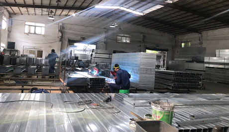 深圳大通建材，引領(lǐng)施工工地圍擋新市場(chǎng)，鋼圍擋、pvc圍擋生產(chǎn)銷售廠家。